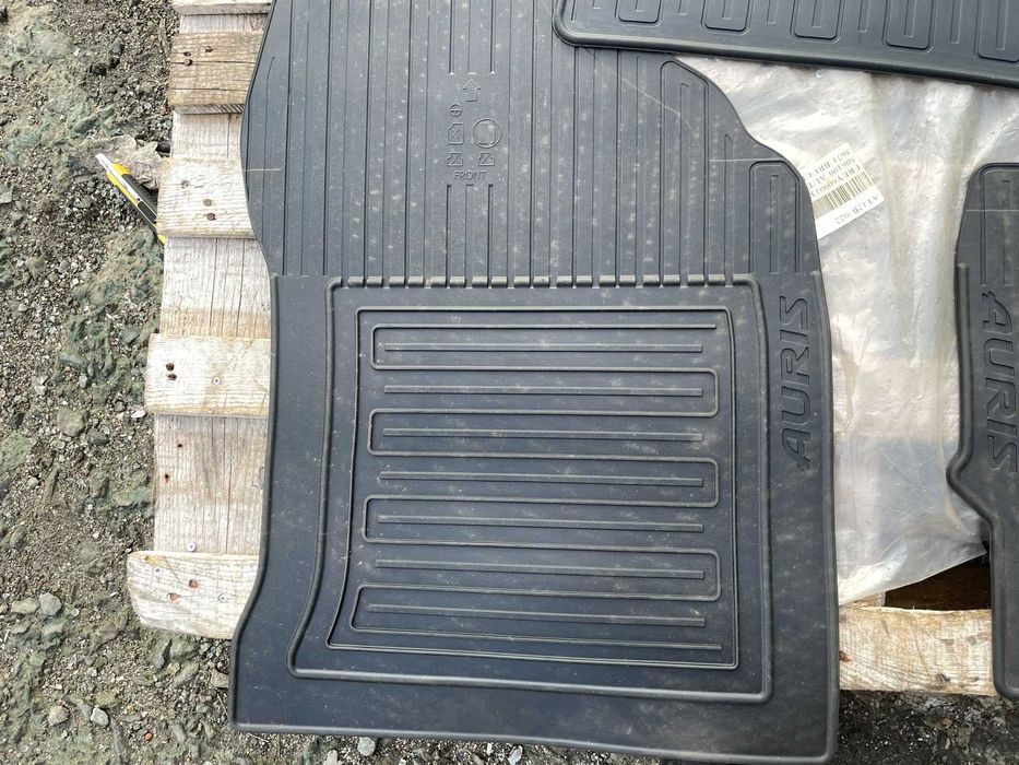 Гумени Стелки Toyota Auris PZ49L-E0353-Rj Оригинал