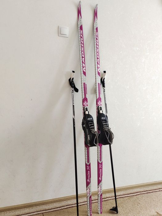 Продам лыжи с ботинками