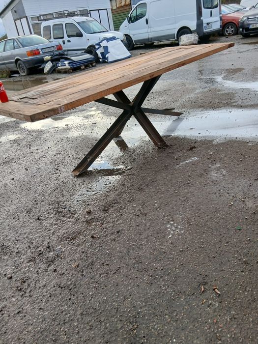 Vând masa veche din lemn masiv