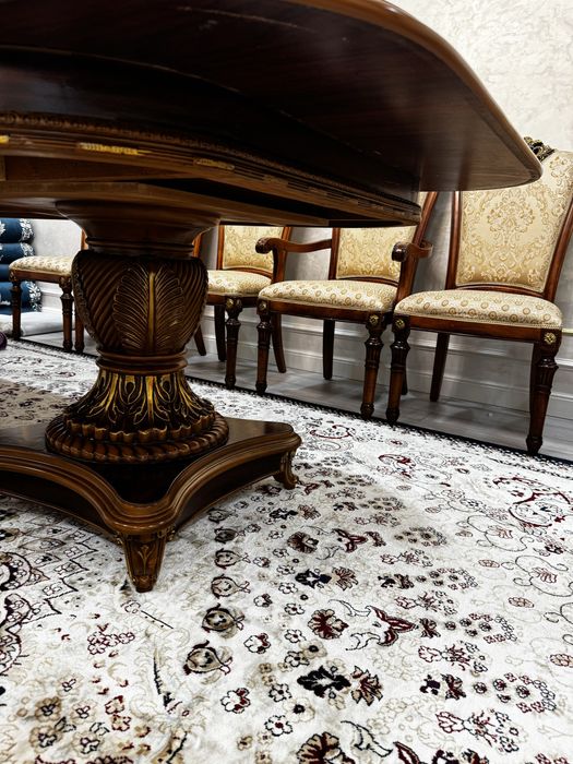 Стол и 12 стулья