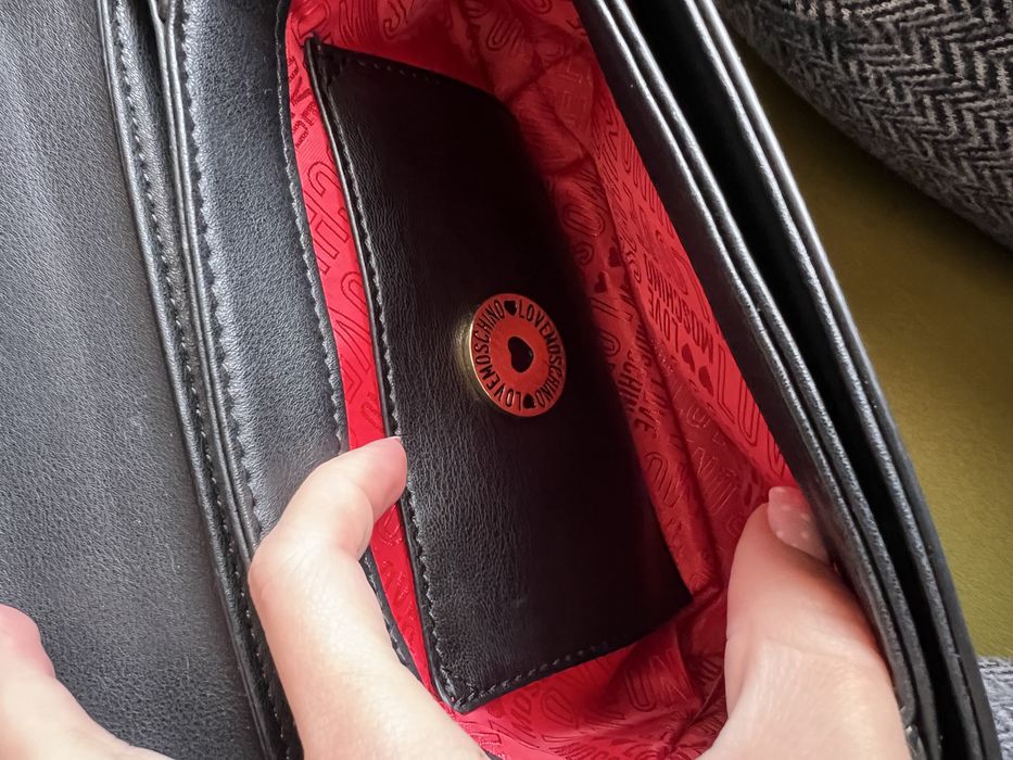 Оригинална чанта на Moschino,чантичката идва със торбичката към нея.За повече информация на лично съобщение.