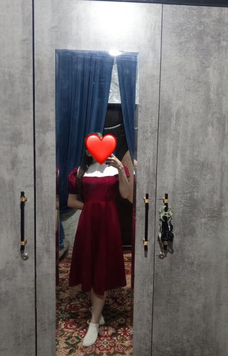 Бордовое бархатное платье