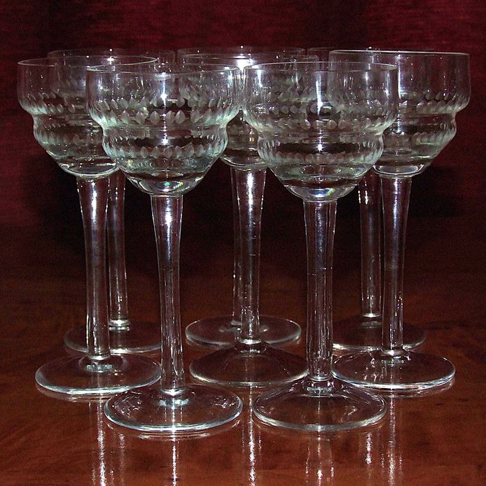 Set de 8 pahare din cristal, gravura manuala, ideale pt. mese festive, IMPECABILE, 349 Lei