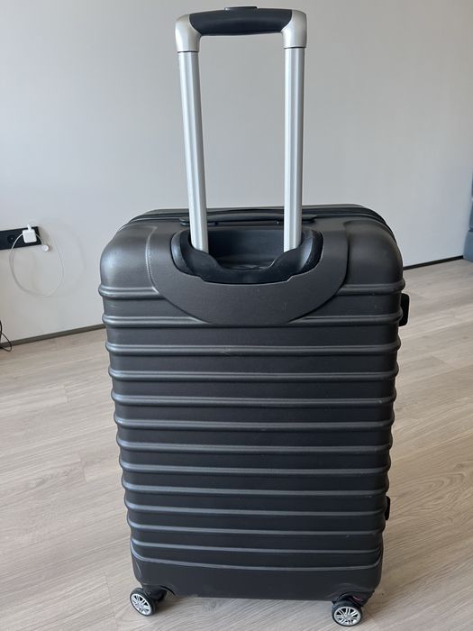 Чемодан дорожный на поворотных колесиках
