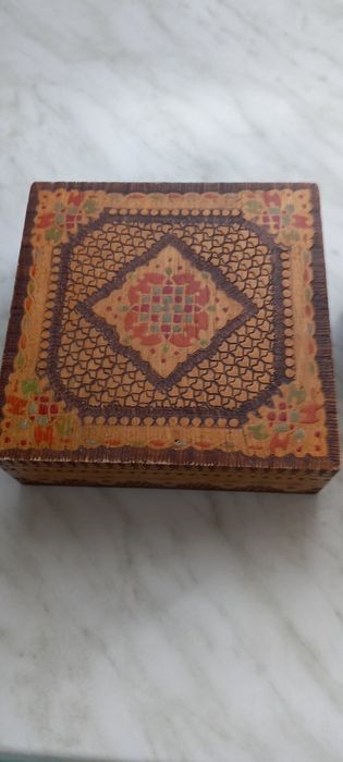 Две дървени кутии