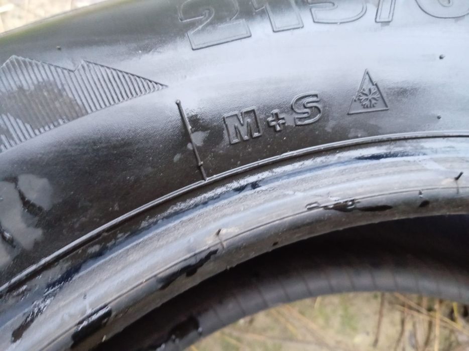 Vând anvelope iarna  4 bucăți dimensiuni 215/60R17