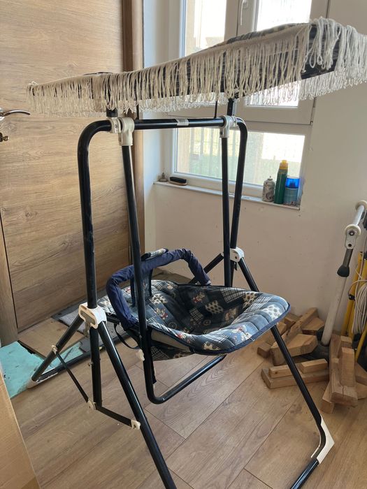 Детска люлка, подходяща за употреба на открито или закрито.