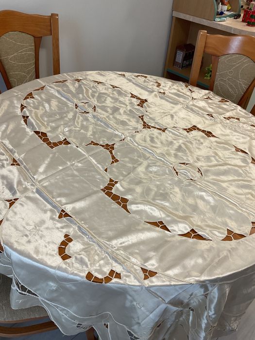 Изключително красиво каре, машинна цветна бродерия,