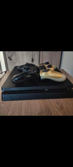 Vând PS4 slim 500gb + două jocuri+ două console