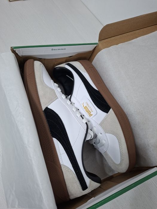 Чёрна-белая кроссовка