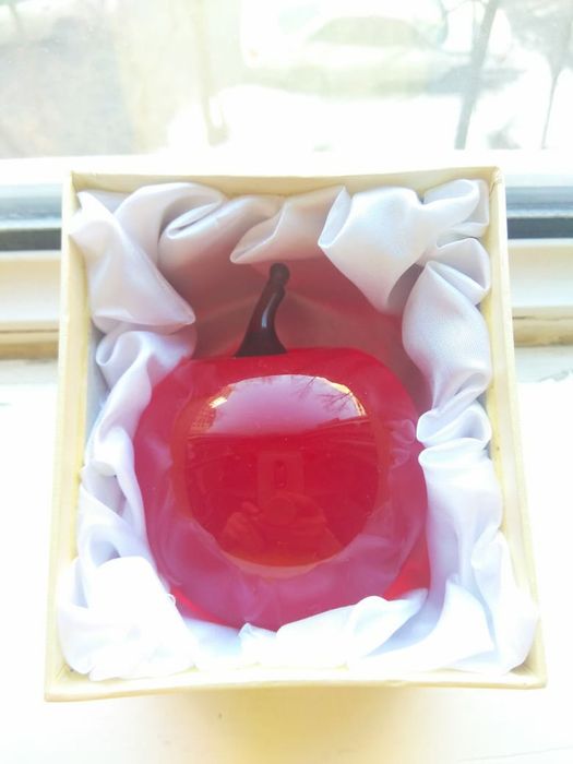 Яблоко, сувенир, стекло.Канада.