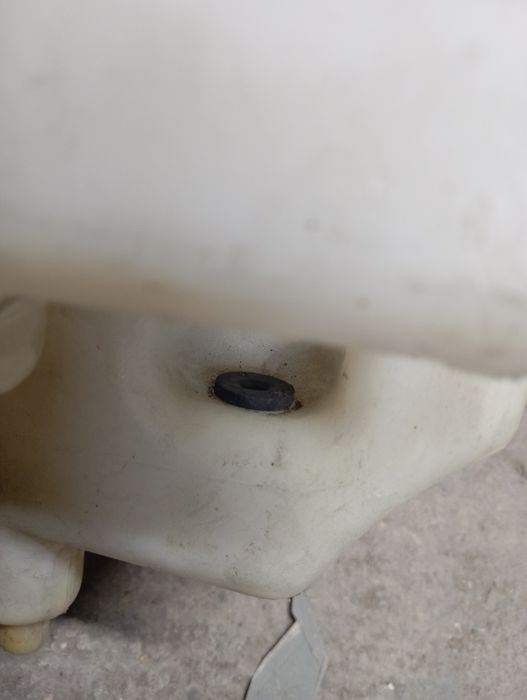 Бачок омывателя Mercedes W210