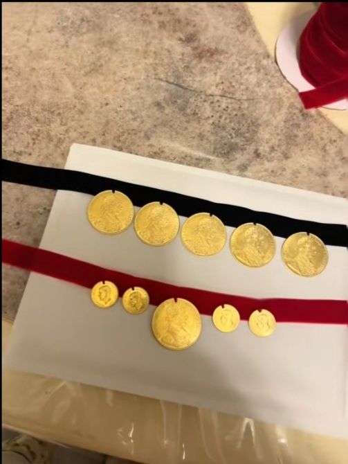 Vand monde placate cu aur de 24k , fac salbe pe baza de comanda