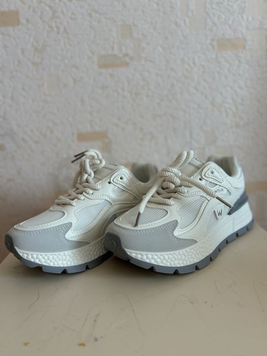 Женские кроссовкм