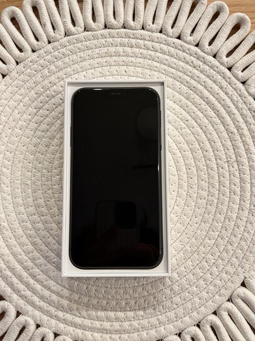 Iphone 11 128GB Черен цвят (Без забележки) + Два калъфа (подарък)