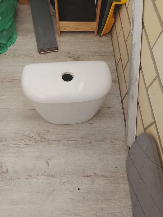 Продам бачок на унитаз