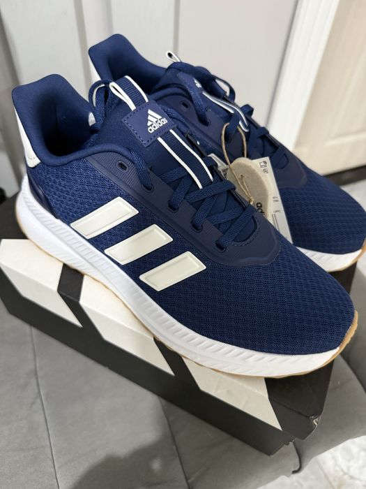 Продаю оригинальные кроссовки Adidas