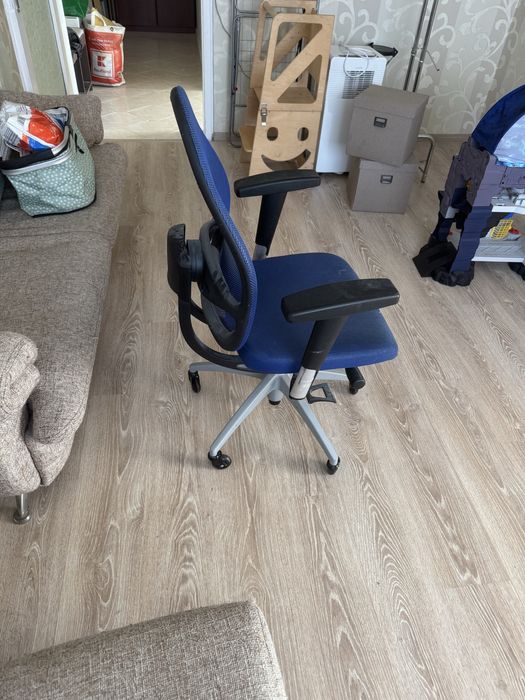 Син Офис стол с регулираща се облегалка