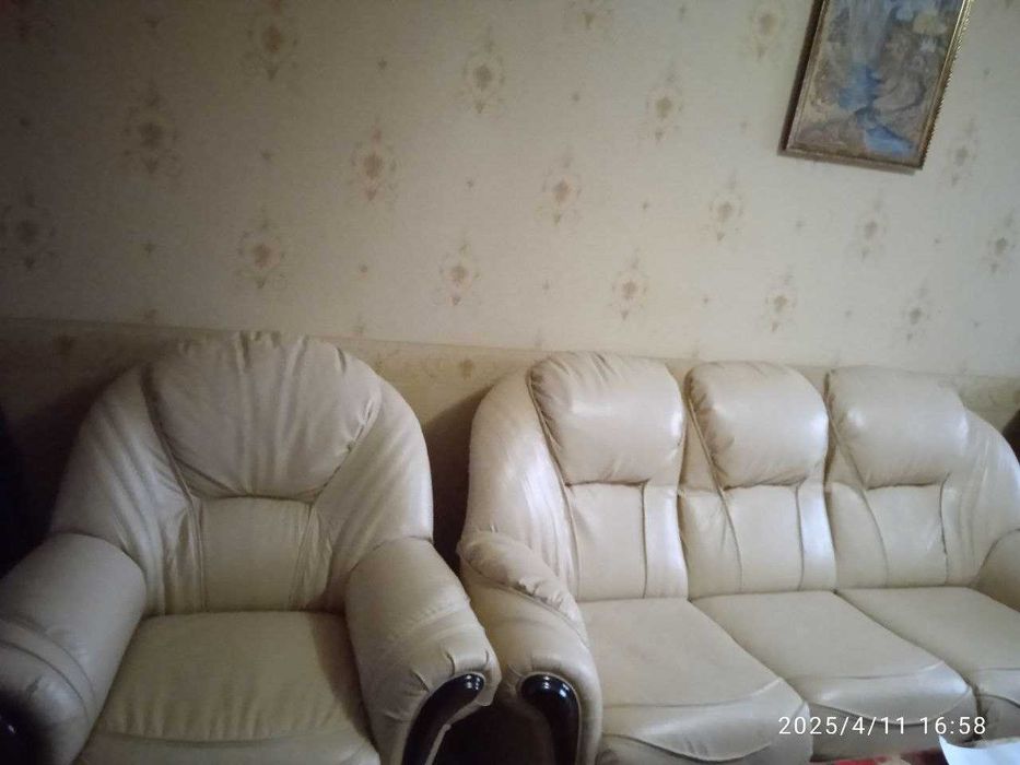 Диван кожанный белый с двумя креслами