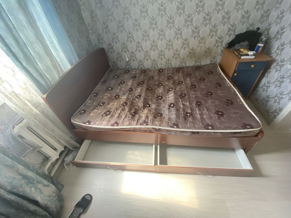 двухспальная кровать