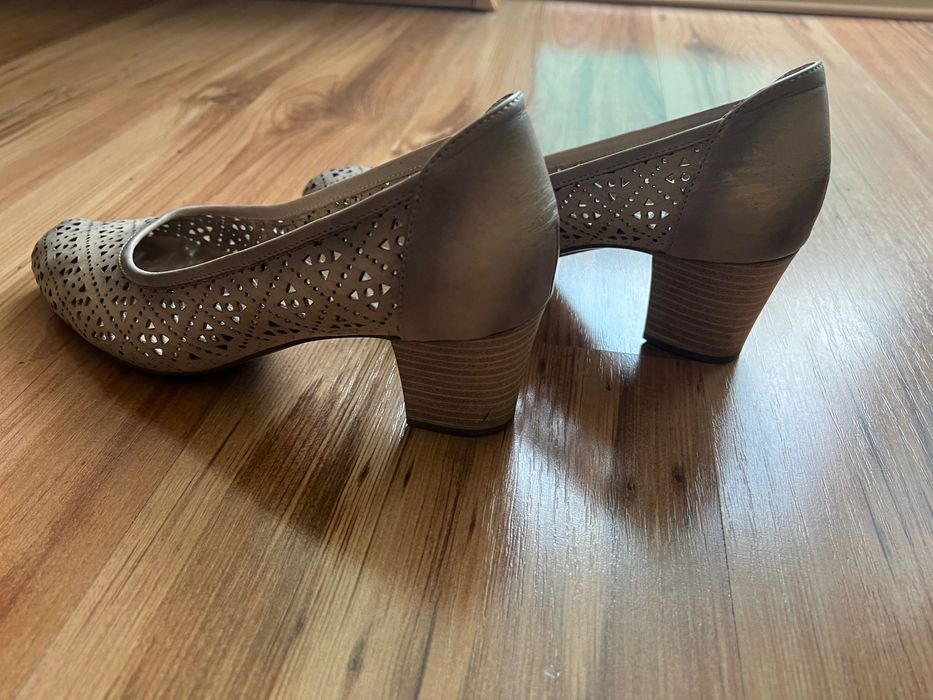 Продавам дамски обувки