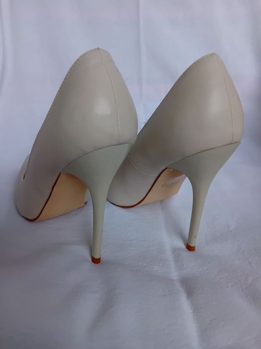 Vând pantofi stiletto crem