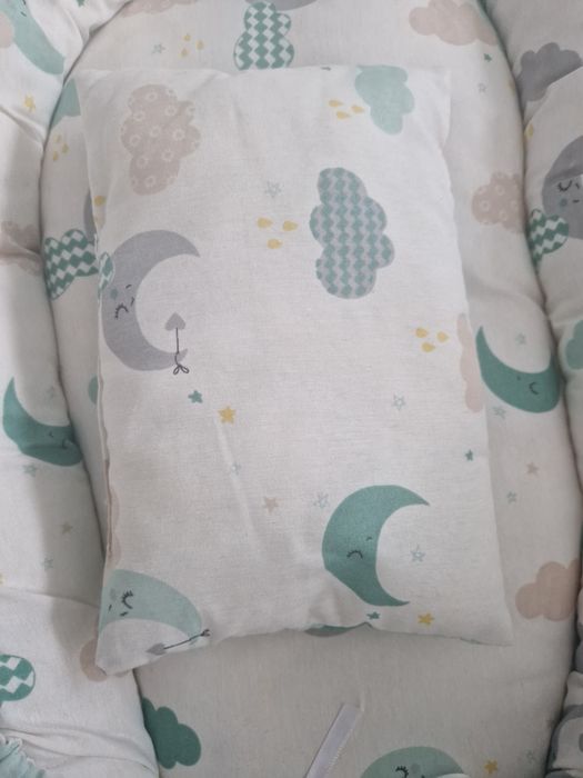 Бебешко гнездо с възглавница и игрсчки