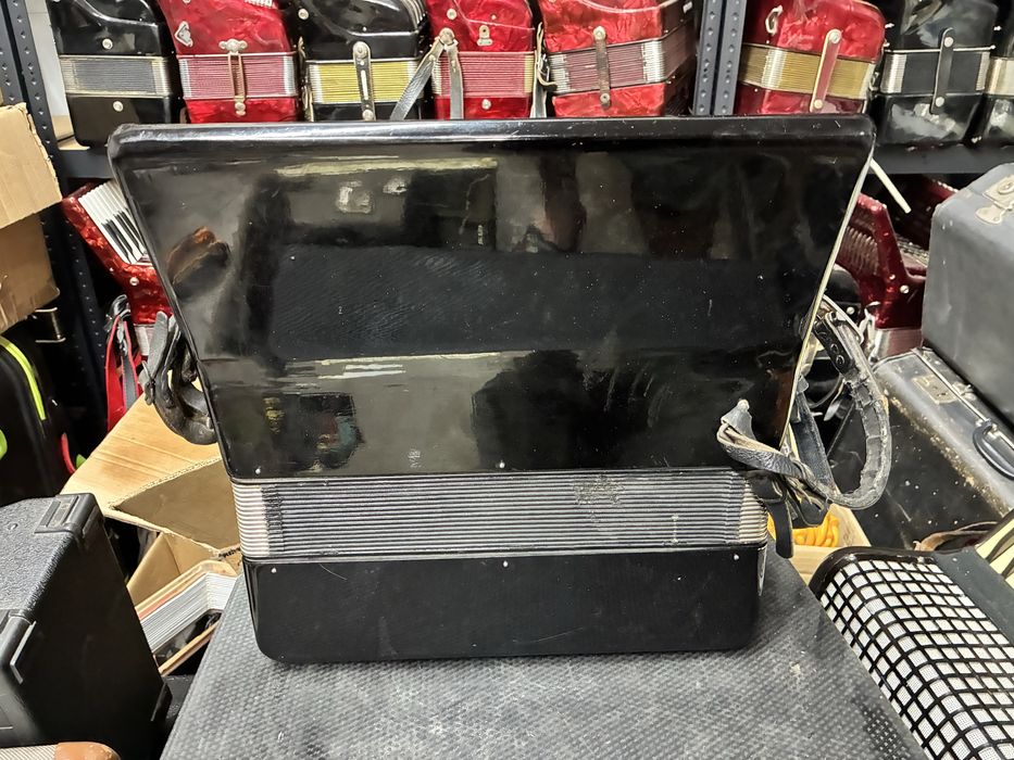 Acordeon Weltmeister Stella cu 60 de basi