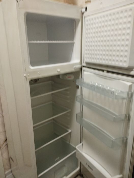 Холодильник Бош в хорошем состоянии.