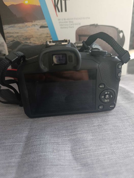 Фотоапарат Canon EOS R100
