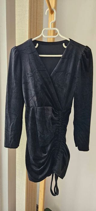 Черна велурена рокля