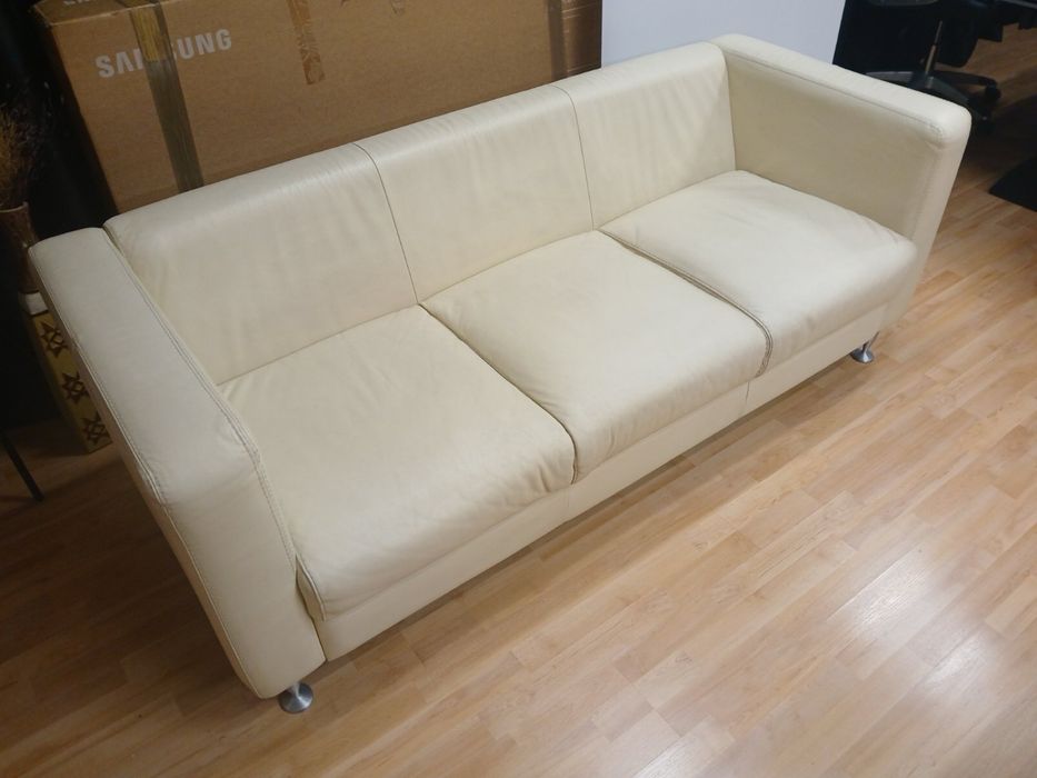 Продавам 2бр. Дивани плюс стъклена маса