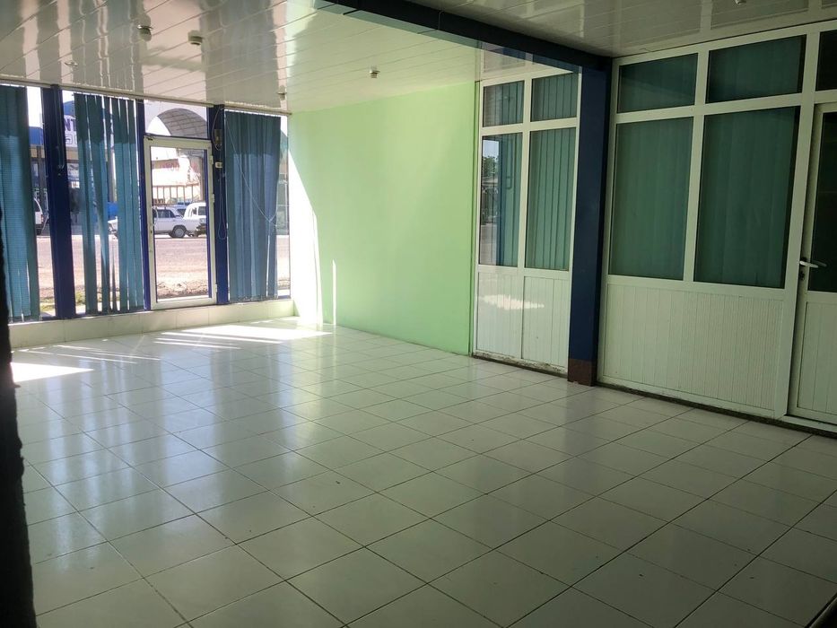 Барча қулайликларга эга бўлган тайёр холдаги савдо дўкони сотилади.