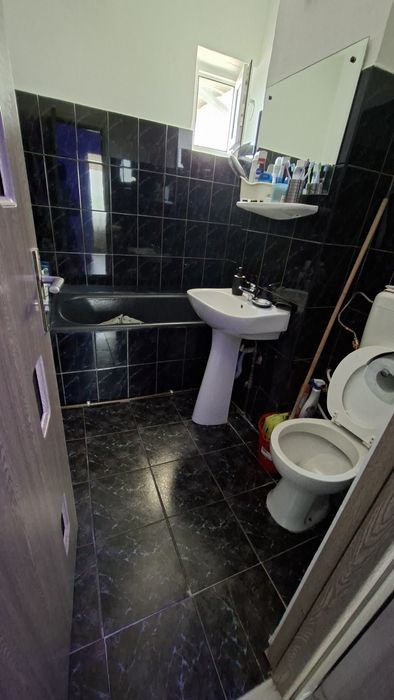 "UNICAT !!! Apartament 3 camere + curte cu camera si loc de parcare