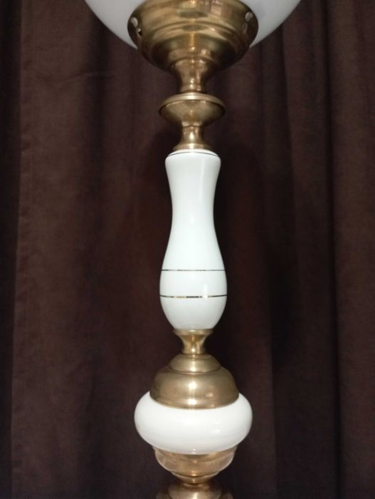 Големи старинни порцеланови лампи с абажури