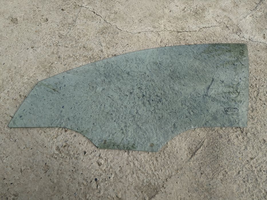 Jentraga old eshiklariga oyna.