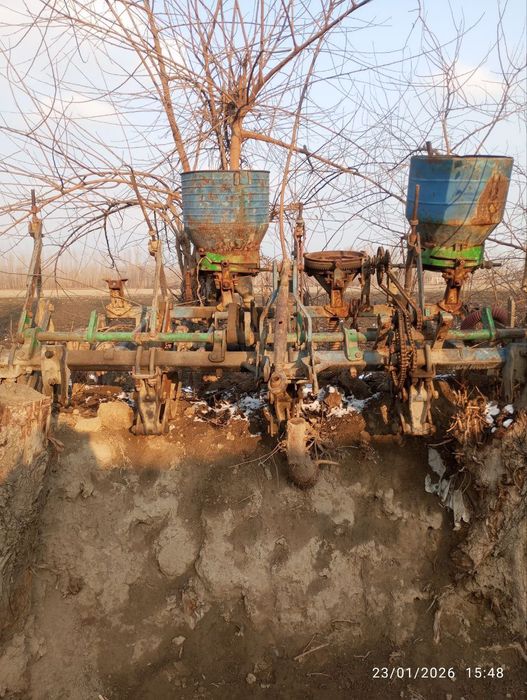 Traktor sotiladi va kultivatsa sotiladi