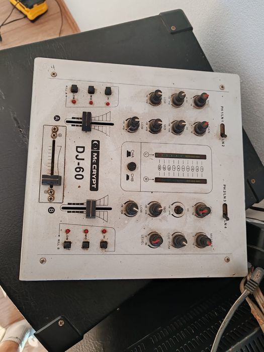 Vând 2 Boxe MC CRYPT cu statie și mixer