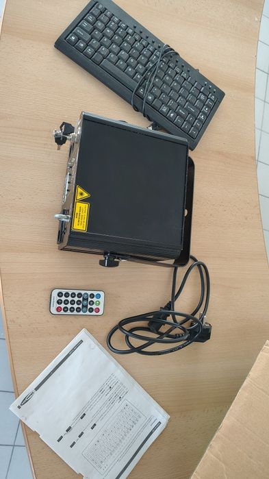 Proiector Laser Profesional Showtec Galactic TXT RGB 300mW - Pachet Complet (Tastatură + Chei)
