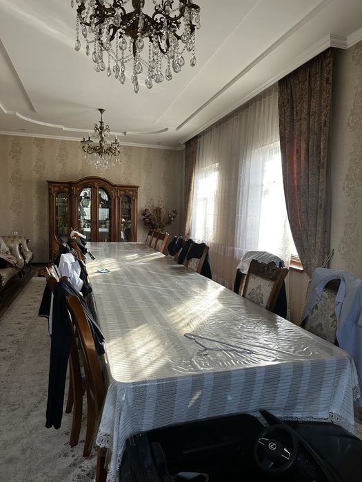 Стол и стулья для гостей