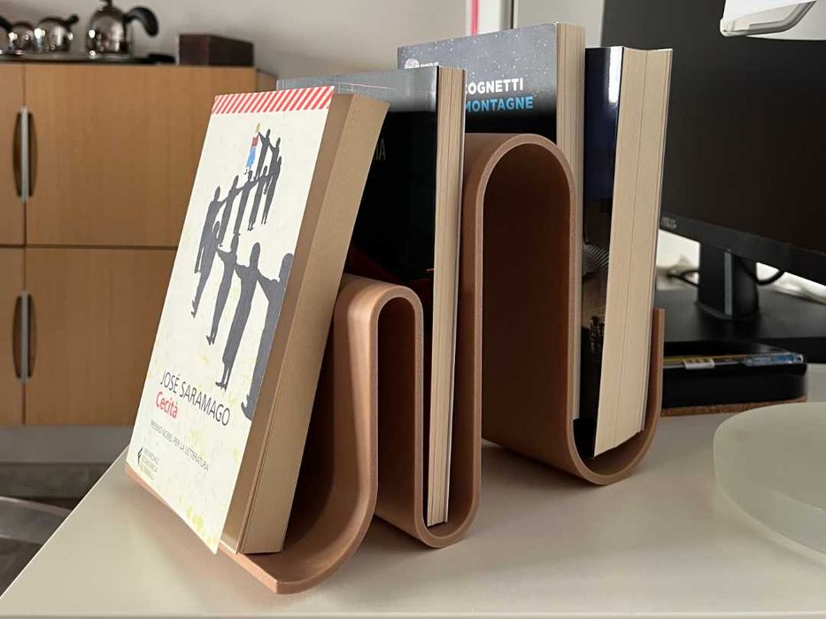 Suport modern pentru cărți – design minimalist, formă curbată