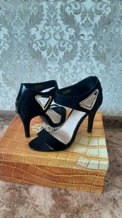 Продам чёрный туфли