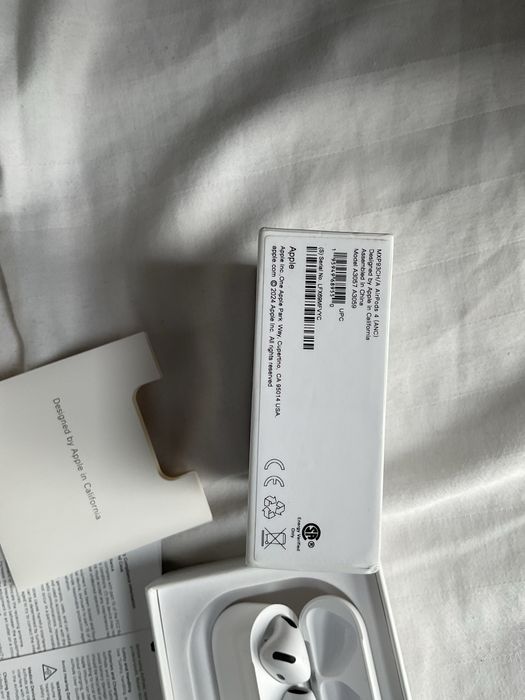 Airpods 4 with active noise cancellation