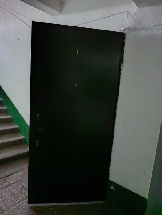 Продается железная дверь 80см на 2 метра.