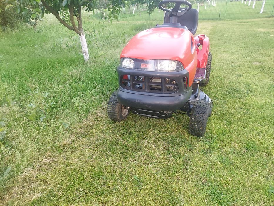 Tractoras tuns iarba