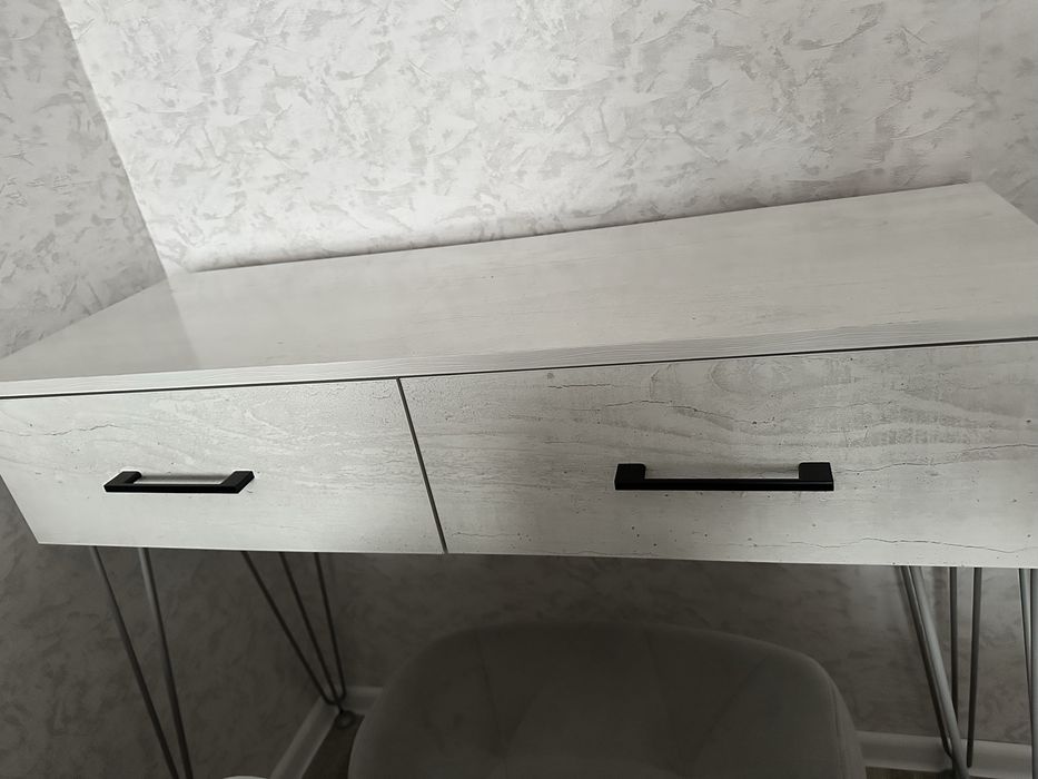 Продам столик-консоль