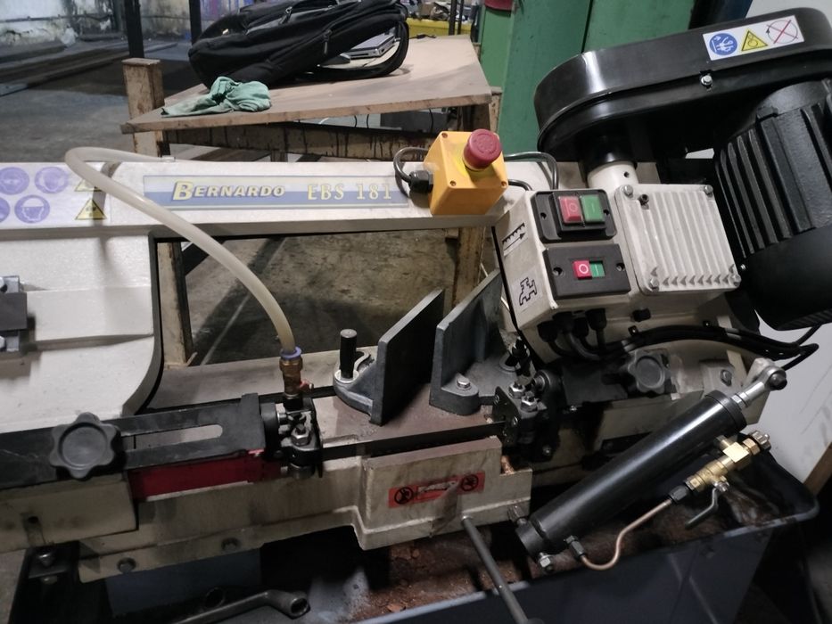 Fierăstrău cu banda pentru metale