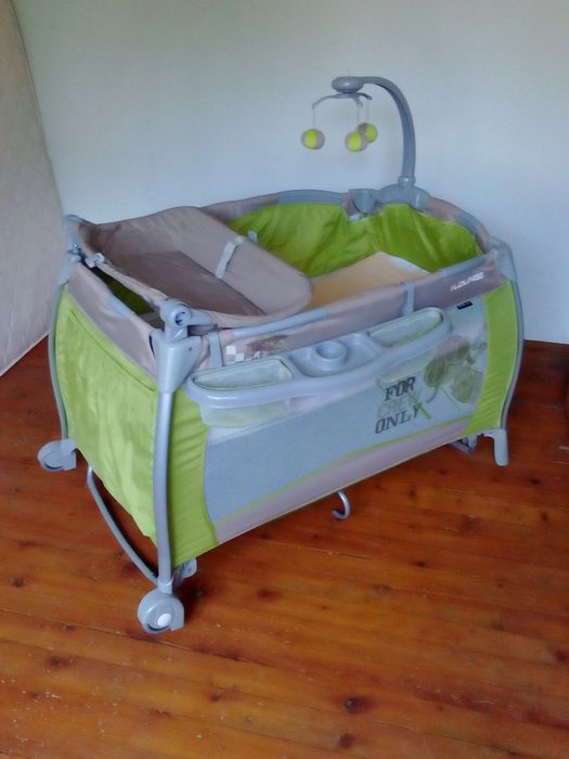 Продавам сгобяващо се детско креватче