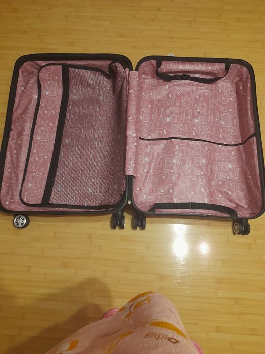 Vând urgent 2 valize tip troller noi.