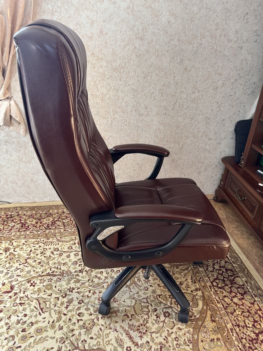 Офисное кресло руководителя